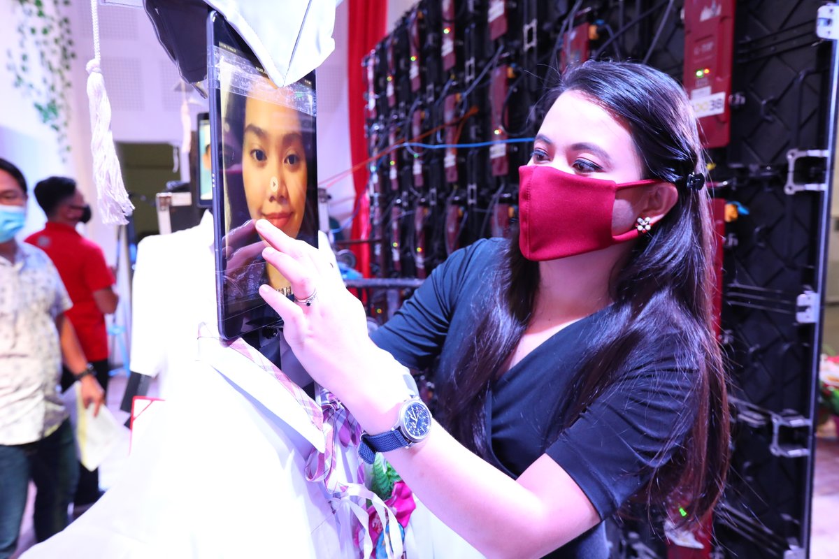 PhilstarNews's tweet image. Graduating in the time of COVID-19? 🎓

Taguig City's Senator Renato Compañero Cayetano Memorial Science and Technology High School conducts a virtual graduation ceremony using toga-clad robots. 🤖

📷 The STAR/Walter Bollozos