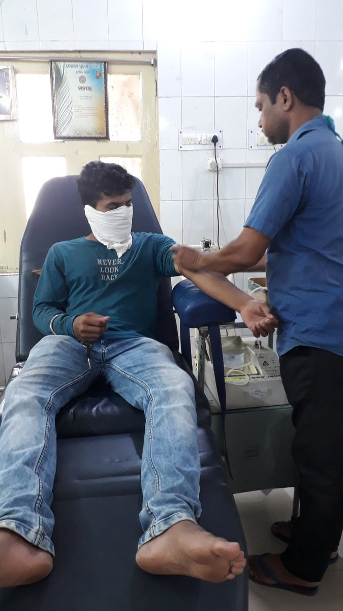 ChinmayaBhadrak's tweet photo. In an emergency need of B+ve blood, here I have one of My Dearest junior brother #Liku bleeding for a patient on bed at #Bhadrak_Hospital @AsitPattnaik11 @DhrubaPanigrahi @AtulNay53235011 https://t.co/sBRkGISRmj