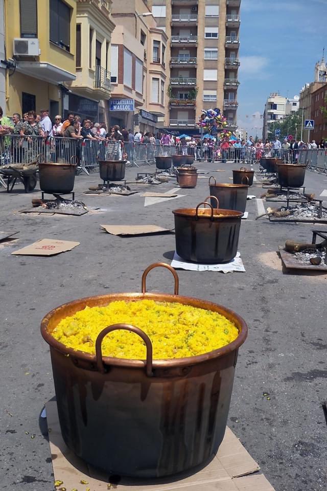 Vicenblay's tweet photo. No, hui no és un dia més a #Almassora.

Cada 22 de maig, la devoció i l'arròs s'entremesclen en una jornada festiva que parla d'orgull i fervor per la patrona.

Hui no poden eixir al carrer per a rendir-te l'homenatge que et mereixes però hui, més que mai... VISCA SANTA QUITÈRIA! https://t.co/mzQDCAFMyl