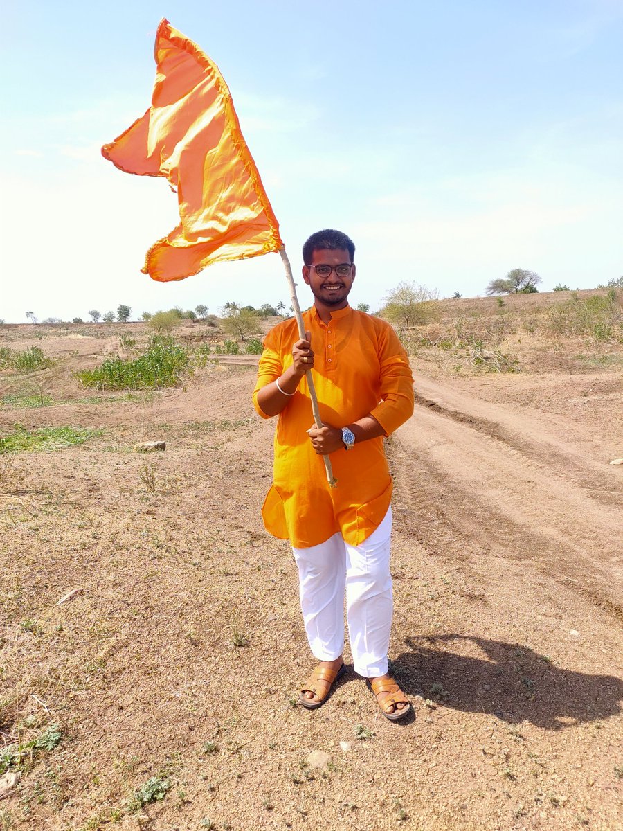 sake_suraj's tweet photo. निषेध   निषेध   निषेध

कोरोना सारख्या महारोगाने संपुर्ण देशभरात थैमान घातले असताना, मात्र महाराष्ट्रात भाजपाचे फडणवीस आणि चंपा राजकारण करण्यात व्यस्त आहेत. अगोदर मला चिडवायलेत म्हणून पोलिसांकडे गेला आणि आता कर्तव्यदक्ष आघाडी सरकारच्या विरोधात आंदोलन करणार म्हणे...! https://t.co/lfX99N6yup
