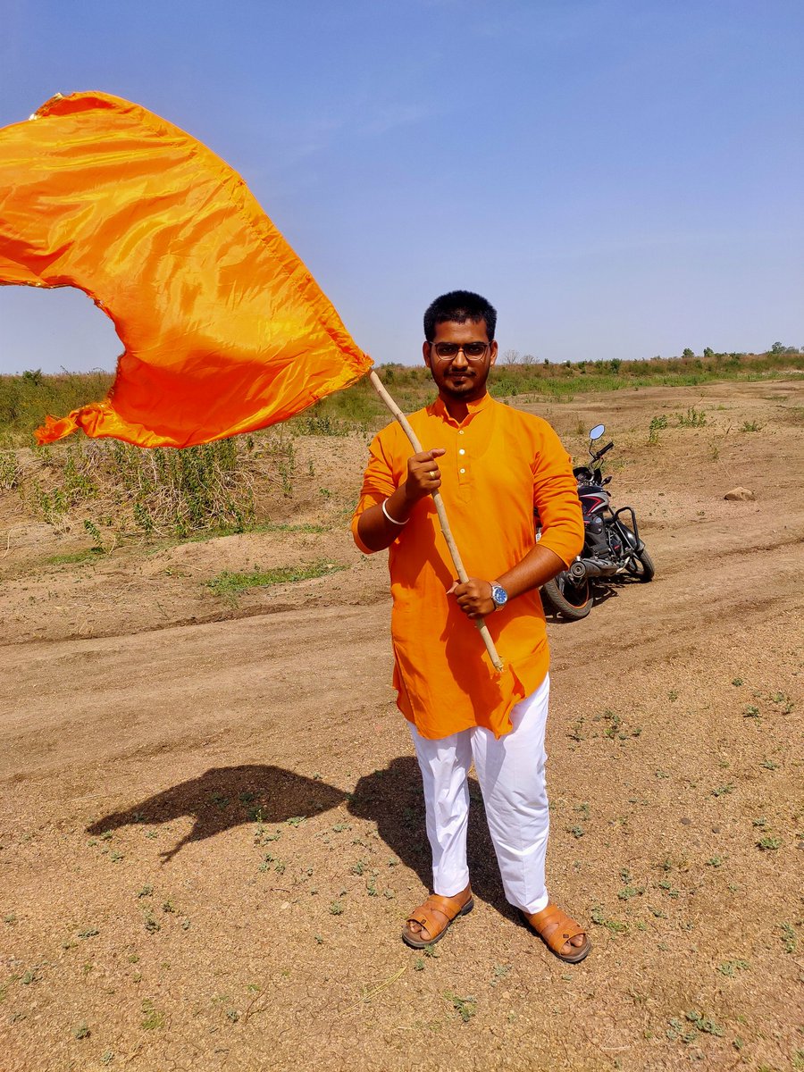 sake_suraj's tweet photo. निषेध   निषेध   निषेध

कोरोना सारख्या महारोगाने संपुर्ण देशभरात थैमान घातले असताना, मात्र महाराष्ट्रात भाजपाचे फडणवीस आणि चंपा राजकारण करण्यात व्यस्त आहेत. अगोदर मला चिडवायलेत म्हणून पोलिसांकडे गेला आणि आता कर्तव्यदक्ष आघाडी सरकारच्या विरोधात आंदोलन करणार म्हणे...! https://t.co/lfX99N6yup