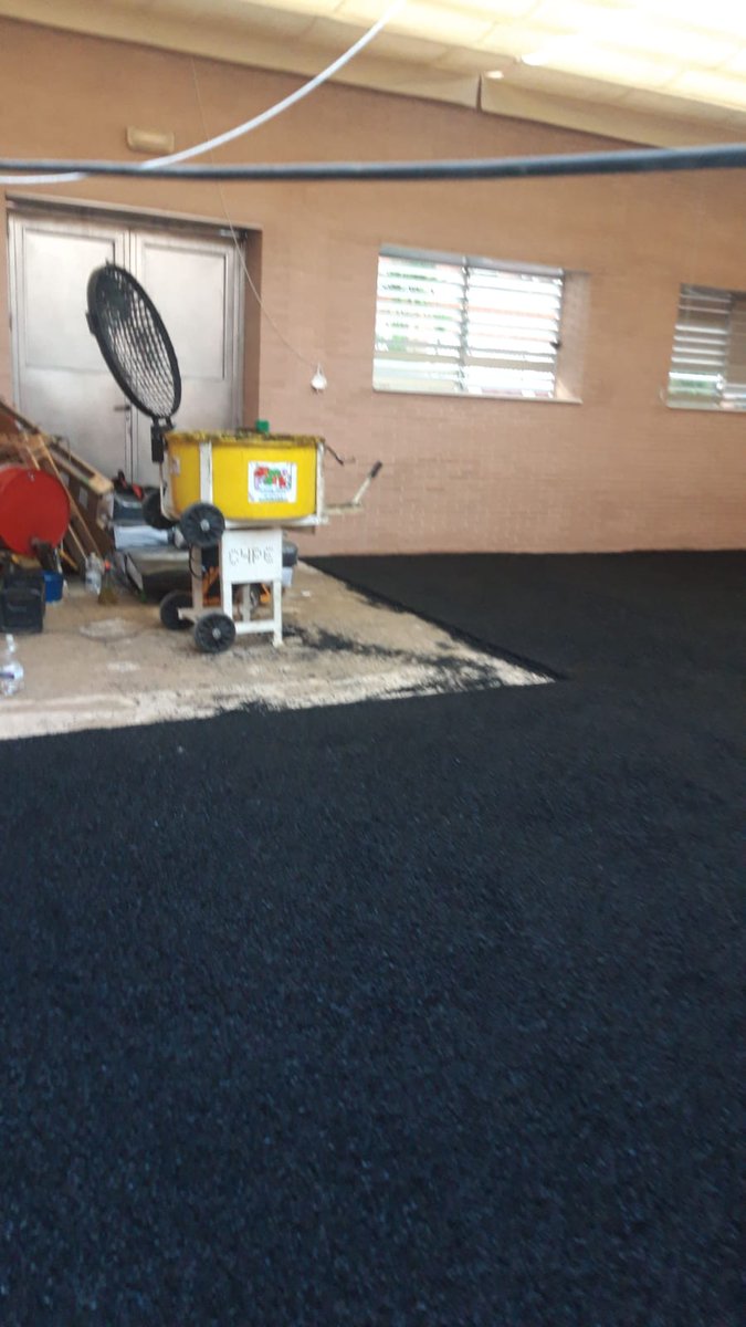 Ayto_Aznalcazar's tweet photo. A lo largo de esta semana se ha renovado el suelo del patio interior de la Escuela Infantil Municipal Doñana que estrenarán los peques para el próximo curso.

#Aznalcázar #Educación #ServiciosSociales https://t.co/b1eQIgmrfl
