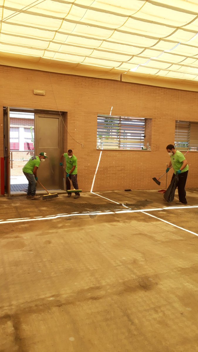 Ayto_Aznalcazar's tweet photo. A lo largo de esta semana se ha renovado el suelo del patio interior de la Escuela Infantil Municipal Doñana que estrenarán los peques para el próximo curso.

#Aznalcázar #Educación #ServiciosSociales https://t.co/b1eQIgmrfl
