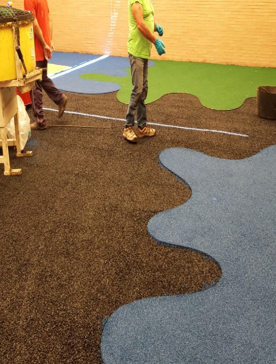 Ayto_Aznalcazar's tweet photo. A lo largo de esta semana se ha renovado el suelo del patio interior de la Escuela Infantil Municipal Doñana que estrenarán los peques para el próximo curso.

#Aznalcázar #Educación #ServiciosSociales https://t.co/b1eQIgmrfl