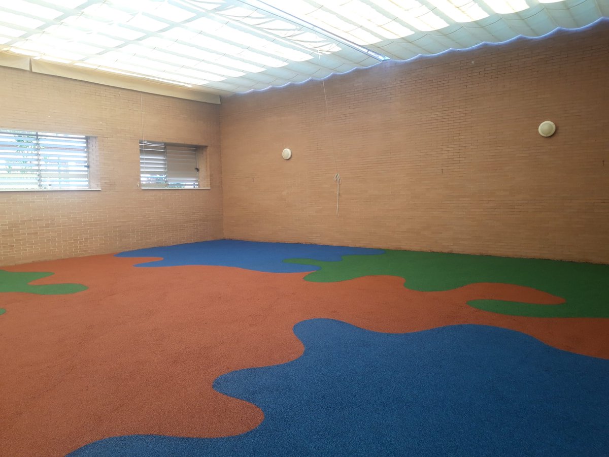 Ayto_Aznalcazar's tweet photo. A lo largo de esta semana se ha renovado el suelo del patio interior de la Escuela Infantil Municipal Doñana que estrenarán los peques para el próximo curso.

#Aznalcázar #Educación #ServiciosSociales https://t.co/b1eQIgmrfl
