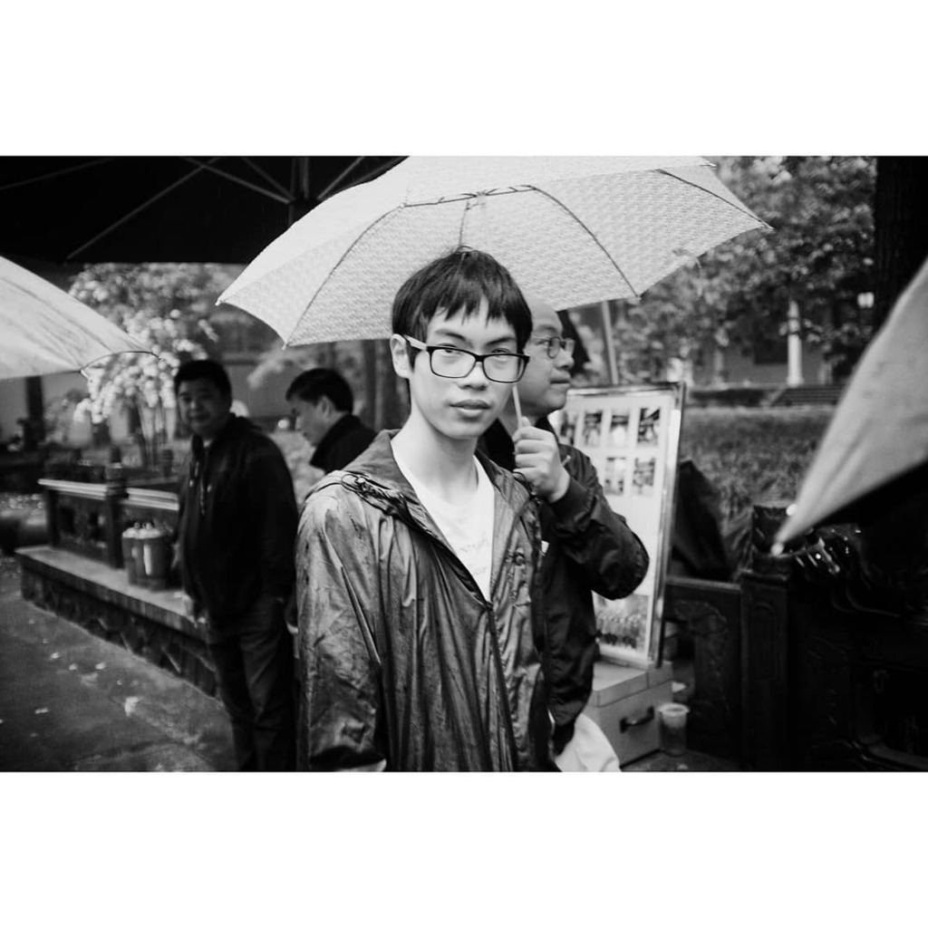 ricard_dev's tweet photo. Raining (2013)
.
.
.
.
#everybodystreet
#ig_street
#x100
#China
#street_photo_club
#lensculture
#streetlife_award
#fujix100
#photoobserve
#fujixseries
#blackandwhitephotography
#streets_in_motion
#streetscenesmag
#streetphotographersmagazine
#somewherema… https://t.co/raPQAYqwBp https://t.co/JuvnyfUHjk