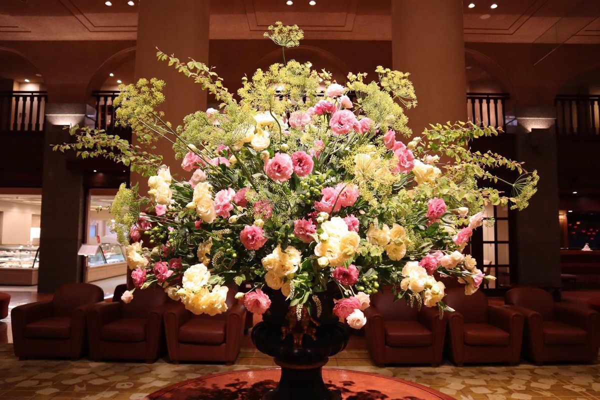 京都ホテルオークラ ロビー装花が入れ替わり ピンクと白のトルコキキョウがメインに トルコキキョウの花言葉 には 希望 や 思いやり といった花言葉があるそうです どうぞよい週末をお過ごしください