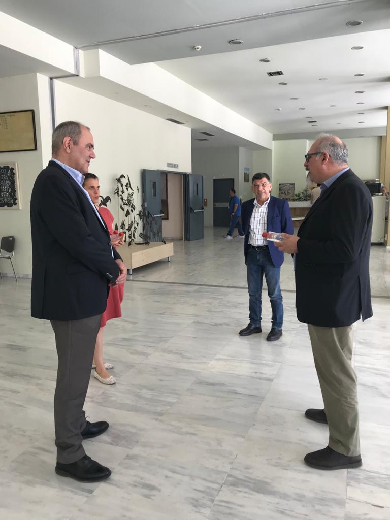 vdigalakis's tweet photo. Παραλάβαμε @MinEduGR από τον Καθ. @nikos_thomaidis 1300 συσκευασίες απολυμαντικού υγρού  Η παρασκευή έγινε στο Τμήμα Χημείας @uoaofficial. Θέλω να εκφράσω τις ευχαριστίες μου στο ΕΚΠΑ &amp; το επιστημονικό του δυναμικό για το υψηλό αίσθημα ευθύνης &amp; προσφοράς στην κοινωνία #COVIDー19 https://t.co/Y3mQr6ozOP