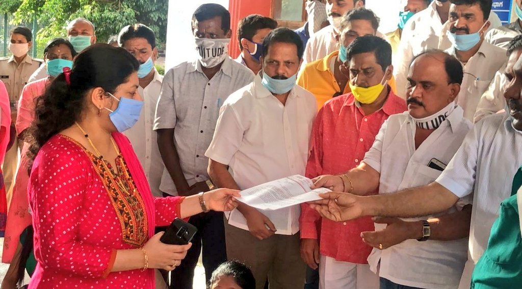 INCKarnataka's tweet photo. ಸಾಗರದ ಬಿಜೆಪಿ ಕಾರ್ಯಕರ್ತನ ಸುಳ್ಳು ದೂರು ಆಧರಿಸಿ ಎಐಸಿಸಿ ಅಧ್ಯಕ್ಷರಾದ ಶ್ರೀಮತಿ ಸೋನಿಯಾ ಗಾಂಧಿ ಅವರ ವಿರುದ್ಧ ಎಫ್.ಐ.ಆರ್ ದಾಖಲಿಸಿರುವ ಸಾಗರ ಪೇಟೆ ಠಾಣೆಯ ಪೊಲೀಸ್ ಅಧಿಕಾರಿಯನ್ನು ವಜಾಗೊಳಿಸುವಂತೆ,
 
ಶಿವಮೊಗ್ಗ ಜಿಲ್ಲಾ ಕಾಂಗ್ರೆಸ್ ಅಧ್ಯಕ್ಷ @sundaresh_h ಅವರ ನೇತೃತ್ವದಲ್ಲಿ ಶಿವಮೊಗ್ಗ ಜಿಲ್ಲಾಧಿಕಾರಿಗಳಿಗೆ ಮನವಿ ಸಲ್ಲಿಸಲಾಯಿತು. https://t.co/KoCGSoxnM6