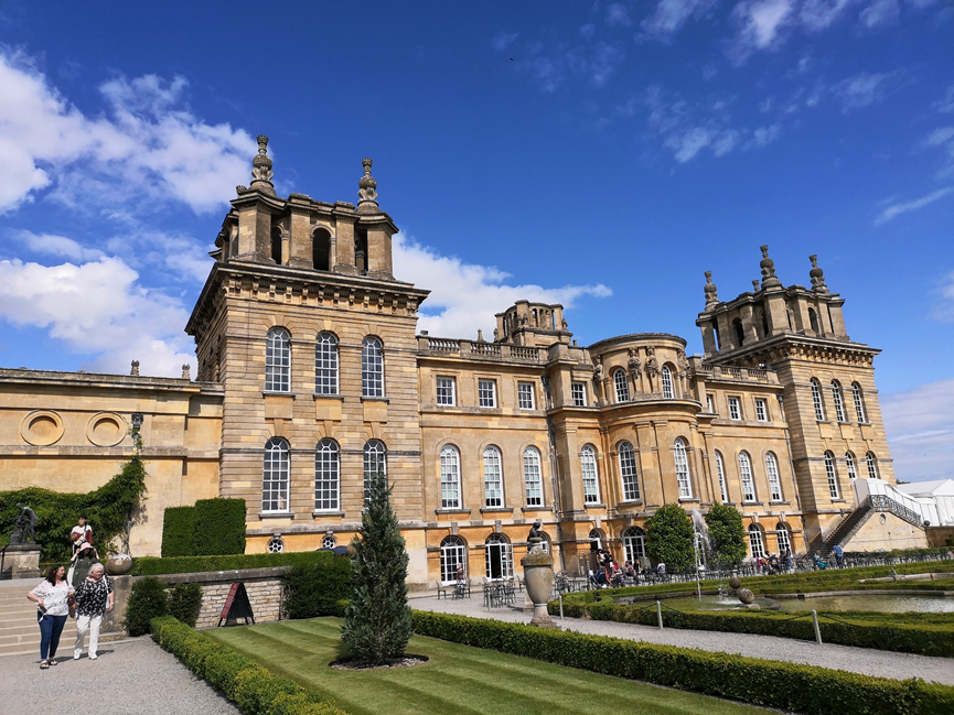 CBLIntEdu's tweet photo. Did you know Blenheim Palace is only 30 minutes away from Oxford by coach? Why not spend a leisure afternoon there during your free time at Summer Institute here in Oxford? 
#Oxford #OrielCollegeOxford #oxfordsummerabroad #BlenheimPalace https://t.co/IynohSPPBl