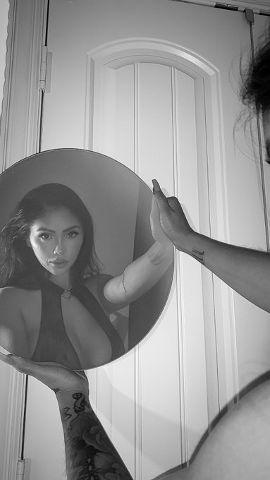 New photos will be up soon https://t.co/t1R6TLQScQ 🖤 https://t.co/vIdKAS8D7H