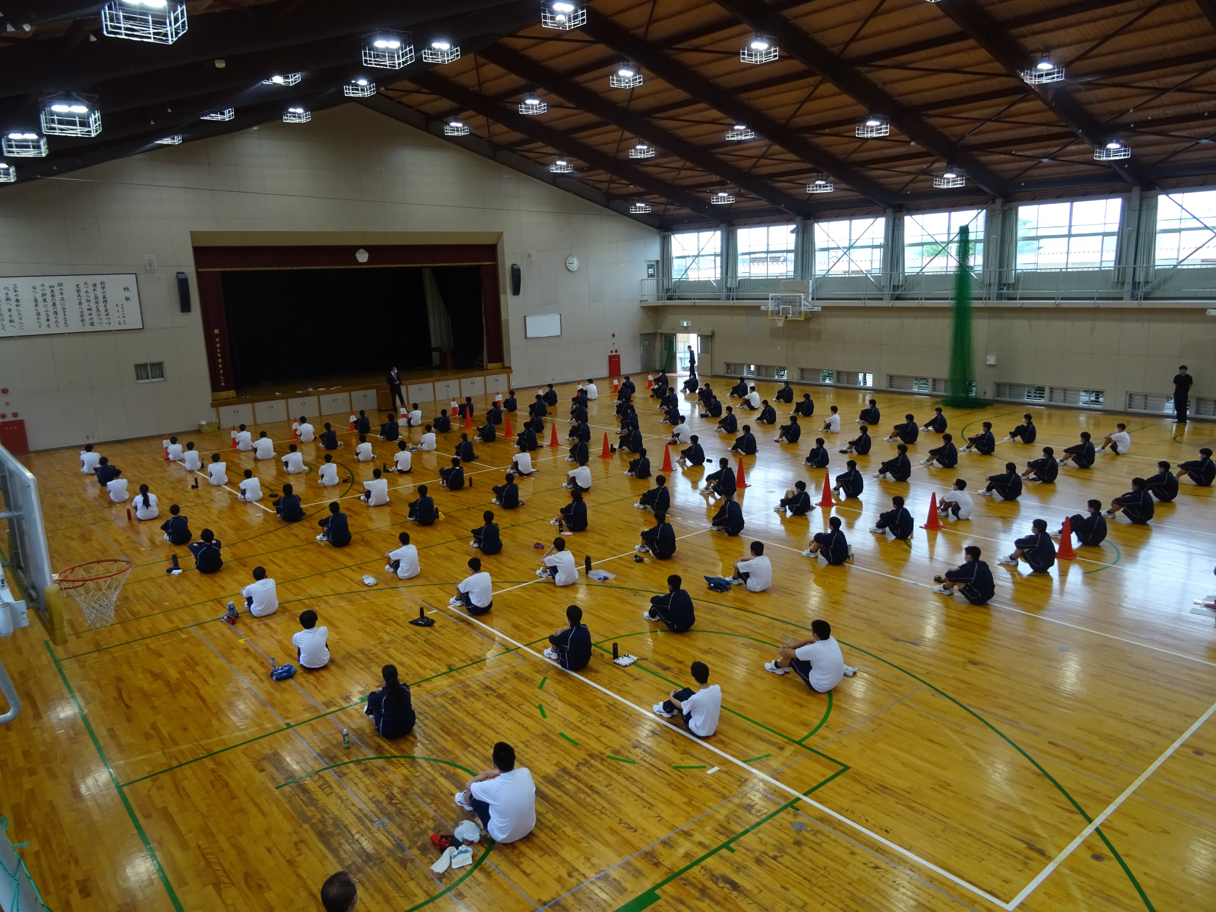 松阪工業高校 広報2 5月22日新入生研修が行われました 松阪工業高校の新入生が校訓 赤壁魂 社会に必要とされる人間になれ をみにつけるために 挨拶 時間厳守 協力など集団生活の基本を身につけ 連帯感を高め規律ある集団 健全な集団を目指す