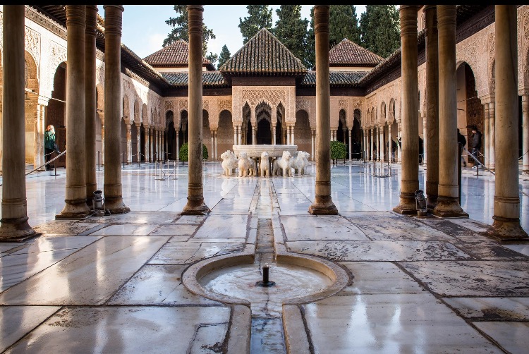 Abén Cecid. Patio de los Leones de la Alhambra (1377-1390)

𝐸𝑛 𝑎𝑝𝑎𝑟𝑖𝑒𝑛𝑐𝑖𝑎, 𝑎𝑔𝑢𝑎 𝑦 𝑚𝑎́𝑟𝑚𝑜𝑙 𝑝𝑎𝑟𝑒𝑐𝑒𝑛 𝑐𝑜𝑛𝑓𝑢𝑛𝑑𝑖𝑟𝑠𝑒, 𝑠𝑖𝑛 𝑞𝑢𝑒 𝑠𝑒𝑝𝑎𝑚𝑜𝑠 𝑐𝑢𝑎́𝑙 𝑑𝑒 𝑎𝑚𝑏𝑜𝑠 𝑠𝑒 𝑑𝑒𝑠𝑙𝑖𝑧𝑎.
(Poema árabe inscrito en el borde de la fuente)