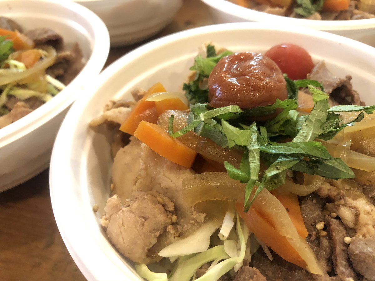 Gakuya0702's tweet photo. 本日も世田谷こどもフードパントリーさんにご協力頂きお弁当。
今回はラム肉と豚肉のハーフ丼です。
みな様からの美味しい！ありがとうの声は本当に嬉しいです。
ありがとうございます！
お店も再開に向けて準備を進めておりますので、みな様心待ちにして頂けたら幸いです！！ https://t.co/CP0z292crs