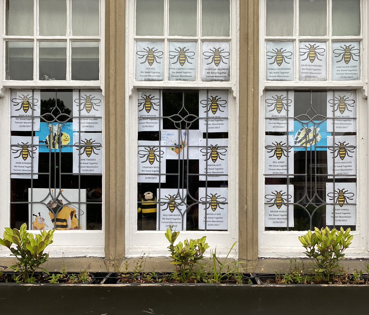 🐝 22.05.20 🐝 

Today marks the 3rd anniversary of the horrific Manchester arena attack, all 22 names are in the window, we will always remember, but especially today 💓 

#BeKind #begrateful #bethankful #WeWillRememberThem #ManchesterRemembers