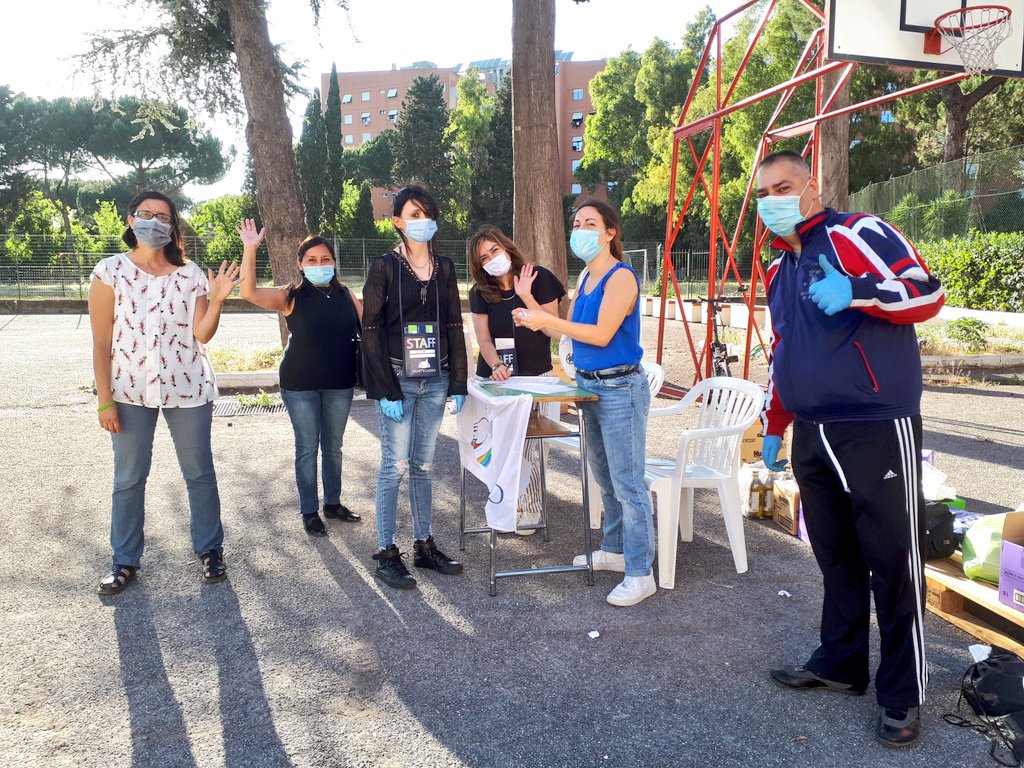 CentocelleLab's tweet photo. Ieri nuova distribuzione alimentare a Torpignattara di @santegidionews, sono venute più di 350 persone, italiani e immigrati che hanno perso il lavoro per il #coronavirus, abitanti di #Centocelle #Torpignattara #Alessandrino, perché #lasolidarietànonsiferma! https://t.co/JJAMmODDE7