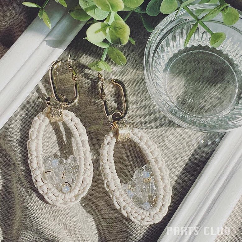 パーツクラブ No Twitter ららぽーと海老名店のスタッフ作品 レジン レース編み風ピアス ロー引きひもで編んだパーツは レシピl1184をオーバルフープでアレンジ 中には水晶サザレ フープやビーズ を敷き詰めてレジンで固めてます 夏に向けて是非 涼しげな