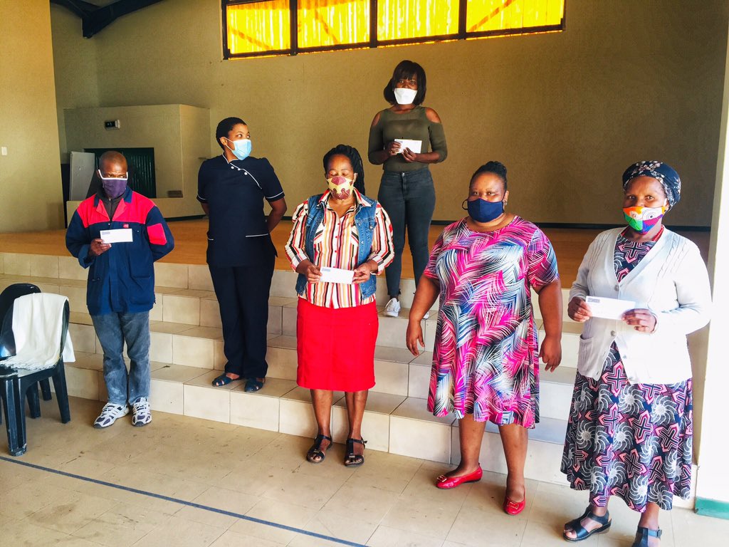 Mbizana LM Mayor, Cllr TD Mafumbatha today handed over 30 food vouchers donated to small businesses by Dr Juta. 

Her Worship, the Mayor applauded this donation saying that it is impressive to see local business owners giving back to the community in this tough time. 

#MyMbizana