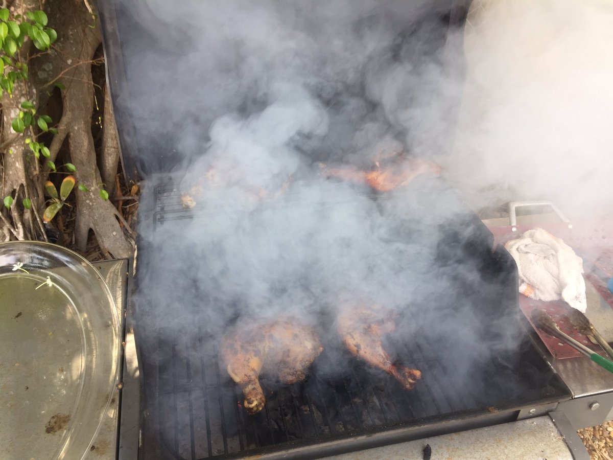 TrevrAdventures's tweet photo. It’s Friday! That means firing up the grill and doing some BBQ!
$15 each or 4 for $50
Fresh home grown garden salad.
Home baked corn bread
BBQ Chicken 1/4 
Picnic potato salad
Baked beans
Apple pie
#HotAndReady or #ReHeatAndEat 
theskinnycheff@gmail.com. #theskinnycheff https://t.co/pkVBxFvUXD