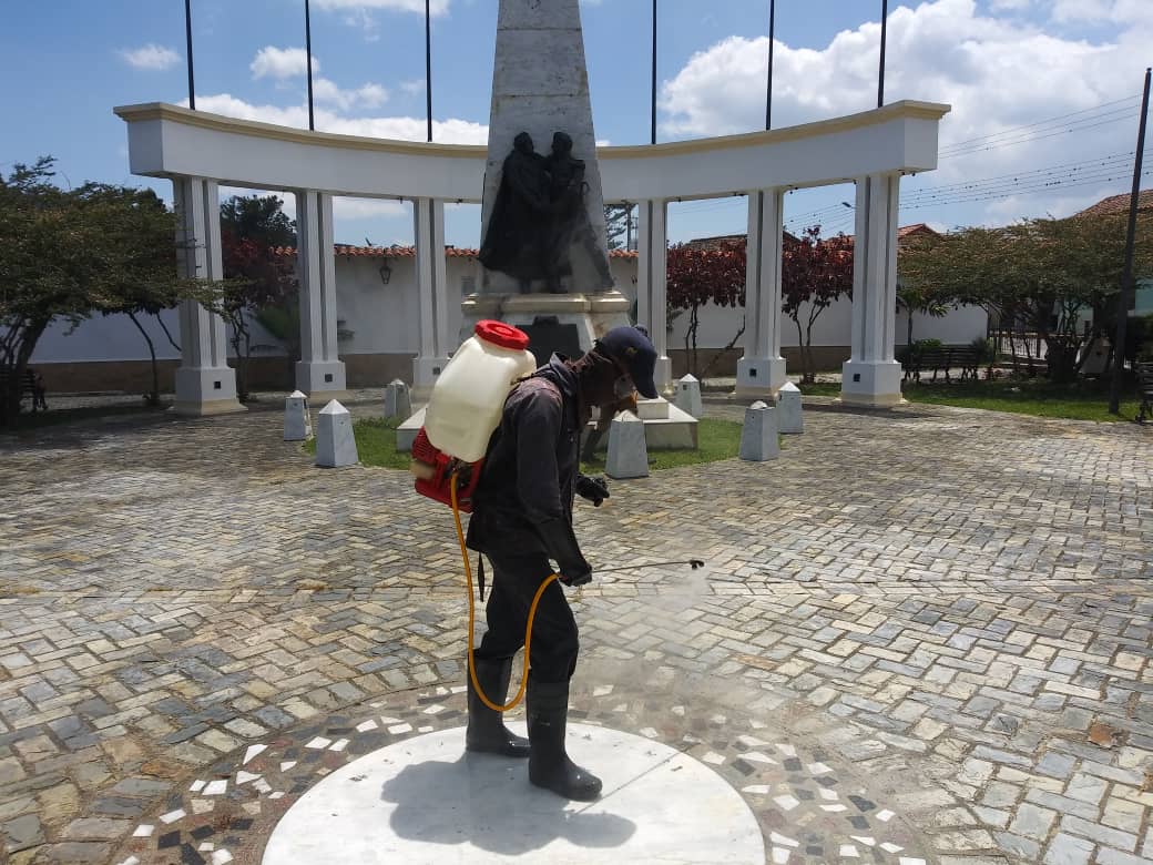 #EnFotos 📸 | En el estado Trujillo Protección Civil junto a otras instituciones del gobierno bolivariano continúan realizando el Plan de desinfección contra el Covid-19, donde fue abordado la población de Santa Ana municipio Pampan

#22May