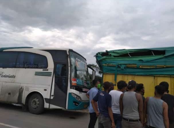 Typo_men's tweet photo. Bus temen saya jadi korban truck oleng. 

Kronologi : Truknya dari arah berlawanan niat ngancam sambil di oleng2kan, gak terkontrol. Bak nya ketinggalan nyepak kaca bus. @BisKota_ @ayonaikbiscom https://t.co/HHTae8cB2S