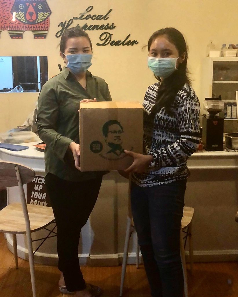karlikarlo_'s tweet photo. Para Barista & Crew Coffee Terdampak Covid 19 di Kota Palangka Raya Dapat Bantuan Gus AMI
Terimakasih @ismail_kalteng wakil Gubernur Kalimantan Tengah yang telah mempercayakan saya membagikan 25 Paket Untuk Para teman teman per kopian..
#PKBpeduli #pkb2019 #pkbcovid19 https://t.co/Fvj4fUBGgc