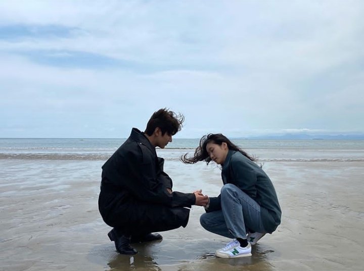 koreanactpics's tweet photo. 🌊 lee min ho &amp; kim go eun

they look so fine omg😿💟

#leeminho #kimgoeun #이민호 #김고은 #드라마 #kdrama #thekingeternalmonarch #leegon #jeongtaeeul 
#kdramas #kdramafans https://t.co/jWGbLKwDAF
