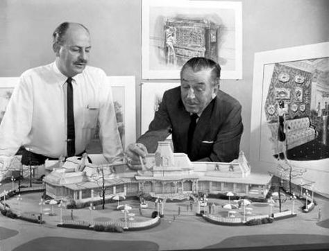 Centre qu'il convient d'ailleurs de créer suffisament grand! Dans "Designing Disney", John Hench explique que le hub est l'endroit où les familles vont prendre des décisions. Et vous vous rappelez du thread sur les files d'attente? Un groupe qui hésite bloque le passage! 6/9