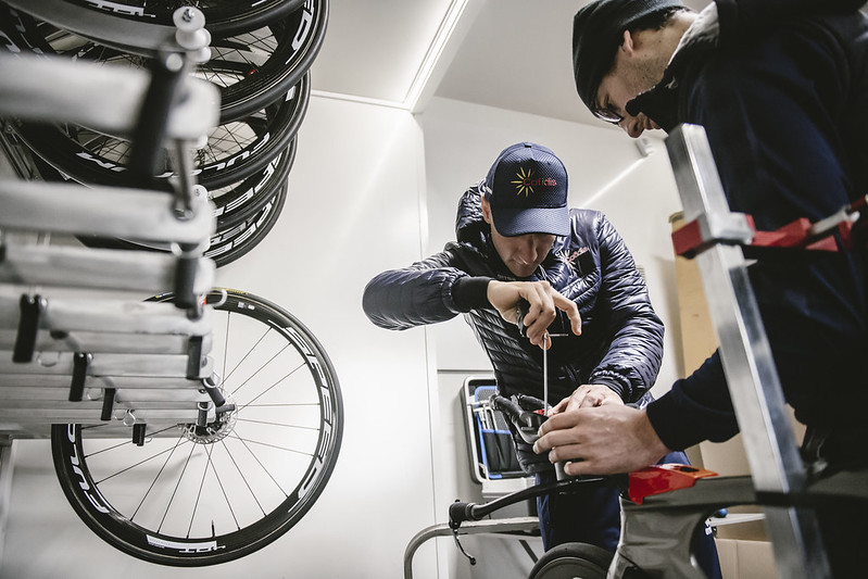 TeamCOFIDIS's tweet photo. Pour fêter cette #JMDBricolage, voici une photo d’@eliaviviani en train de régler son vélo de chrono De Rosa 🔧👌
It’s #InternationalDIYDay, here is a photo of Elia working on his De Rosa TT bike 🔧👌
📸 @PaulineBallet https://t.co/22EnogSA5f