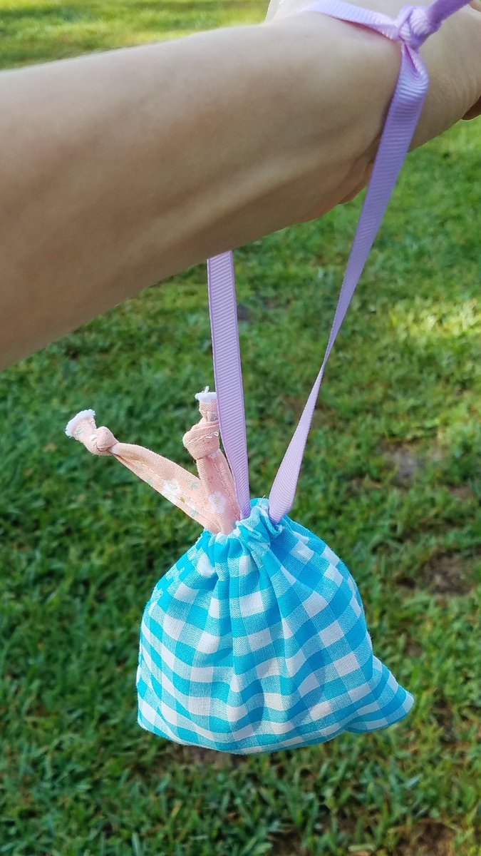 EndTimesSewing's tweet photo. 💐🌸😷The problem of where to store your mask when not in use has been bugging my sanitation-minded self. I made an adorable spring- themed washable drawstring pouch out of scrap material to reduce surface contamination between uses! 🏵🌼😷 #MasksNow #MasksForDocs #Masks4All https://t.co/6HzUnv0Jbh