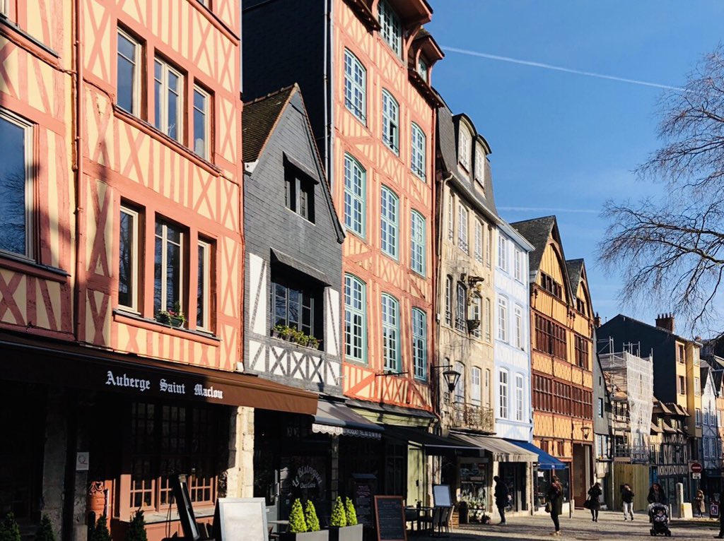 パリ旅ステーション 前回に続き サン トゥアン教会界隈の素敵な小径ロベック川通りをご案内します 17世紀の豪華なハーフティンバー 北ヨーロッパの木造建築様式 が立ち並ぶこの通りは織物職人達が住み着いていた跡 これらの家々の屋根は非常に高く