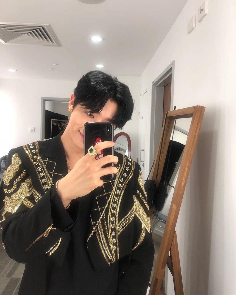 changkyun mirror selfie; a thread