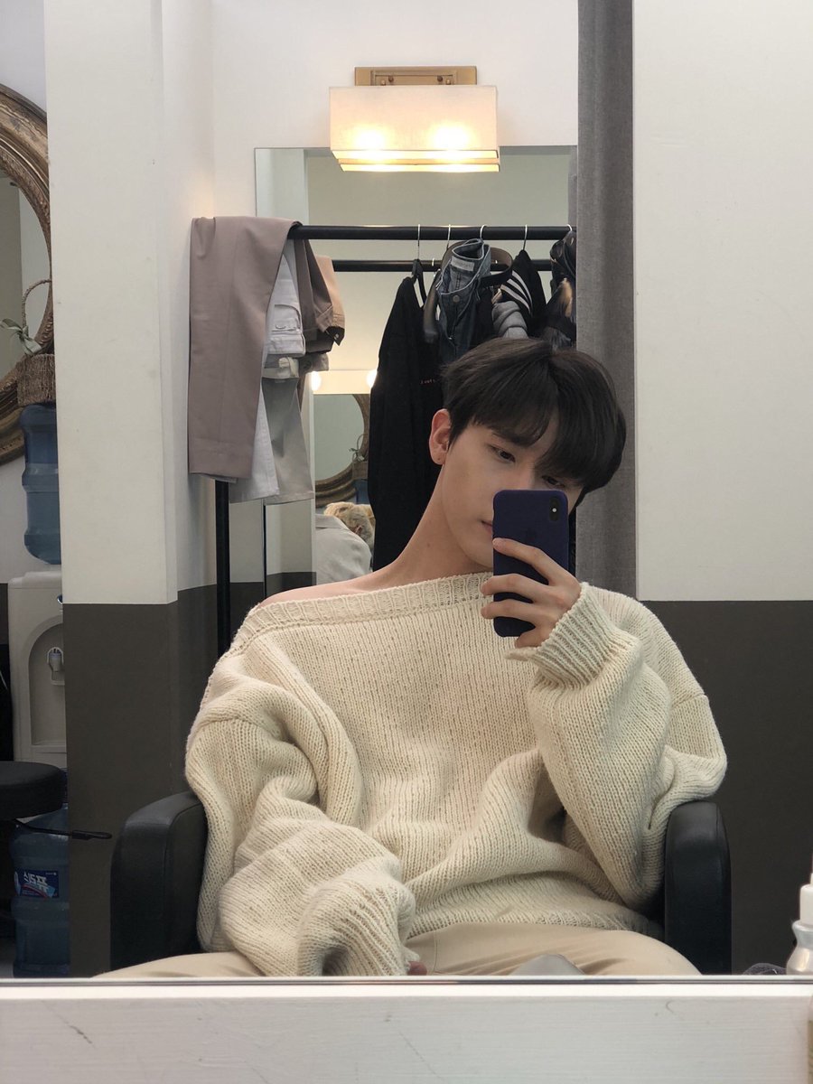 changkyun mirror selfie; a thread