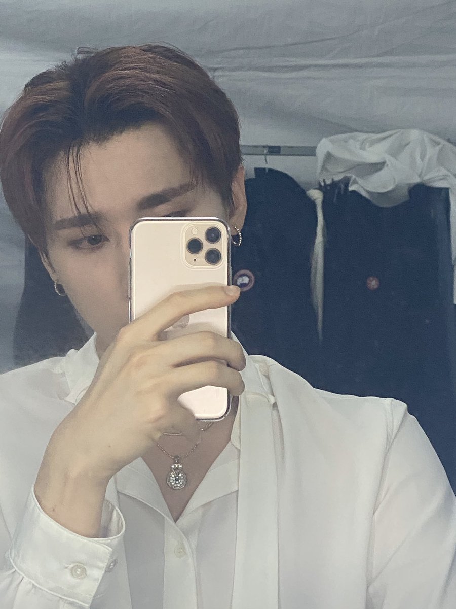 changkyun mirror selfie; a thread