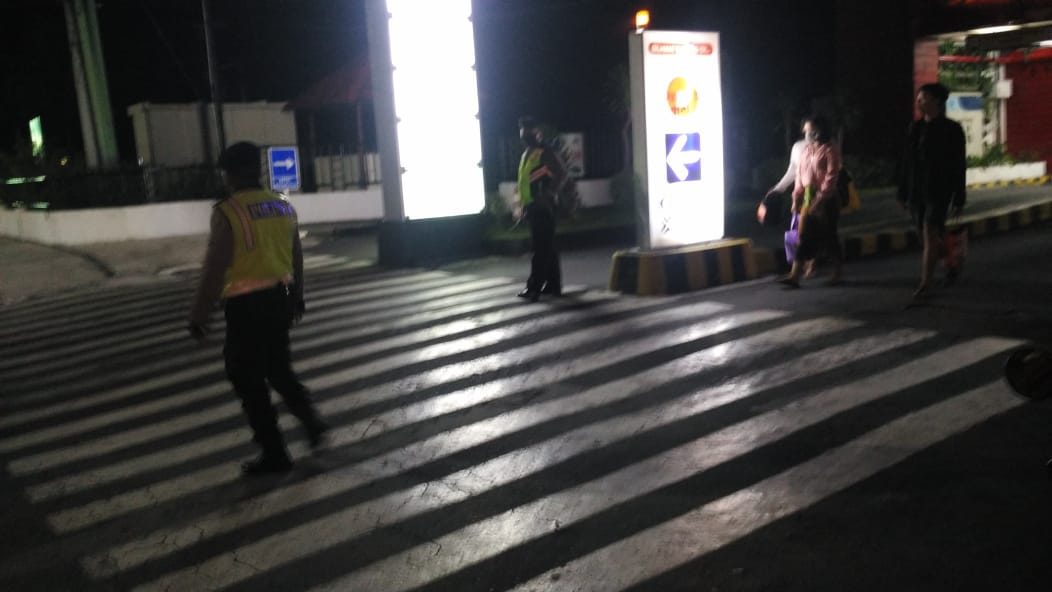 polsekkuta's tweet photo. Bubaran Karyawan Mall Centro Personil Sabhara Polsek Kuta Polresta Denpasar Bantu Kelancaran, Jumat (22/05/2020) malam.
#divisihumaspolri #multimediapoldabali #sabhara #bubaran #karyawan #mall #kelancaran @infobadung #polisiindonesia #BersatuCekalCovid19 #BersamaLawanCovid19 https://t.co/3Y4zkD8jS5