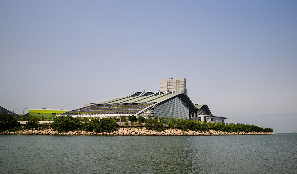 Veolia's tweet photo. #WorldBiodiversityDay 🌏 Based in #HongKong, Veolia's #TPARK wastewater treatment plant is inseparable from its 9800 m² landscaped and ecological garden, home to the #biodiversity of #HongKong Bay. 🐝🌱 https://t.co/HleTQYK8HY https://t.co/fpMS0vKHgI