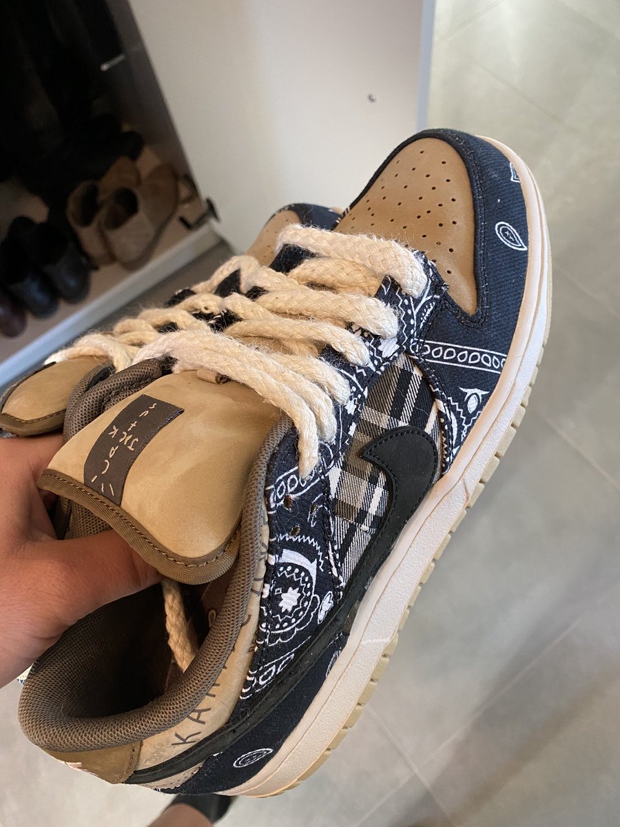 jmwind's tweet image. I can’t wear these Travis dunks without looking like a fake.

I’m going to give them away today. They are size 9, worn inside once. 

Reply, RT, and winner is the person who gives me the best reason why they deserve them. I’ll ship anywhere. 

@zruss @offline help spread msg pls?