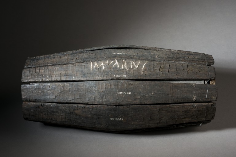 In keeping with stereotypes, archaeologists have found evidence that the Roman soldiers on  @antoninewall really did like wine!Excavations found an oak wine barrel with the name "Januarius" carved into one of the staves #MuseumsUnlocked