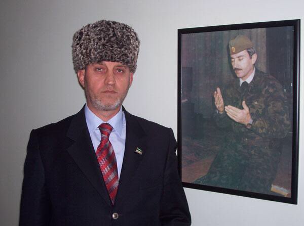 Ofisinde uğradığı silahlı saldırı sonucu hayatını kaybeden, Çeçen İçkerya Cumhuriyeti Fahri Türkiye Konsolosu Medet Önlü saygı ve rahmetle... 

Şehadetinin üzerinden tam 7 sene geçti. Allah rahmet eylesin...

#medetönlü