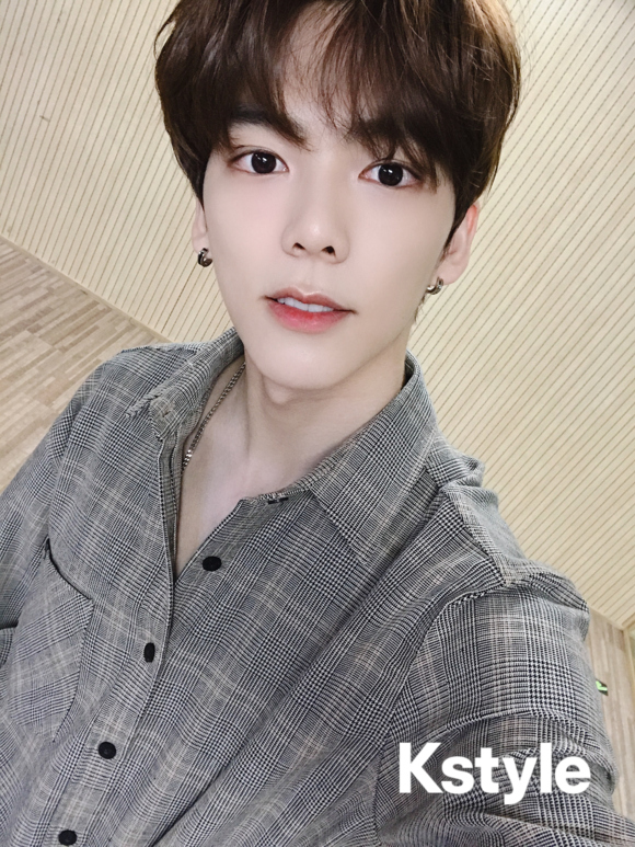 Kstyle_news's tweet photo. 【#StayHome】Kstyleで #おうち時間 について特別インタビュー！

#VERIVERY 日替わり登場ラスト‼
家でよく聴く音楽は…ミンチャンは「NARUTO」のオープニングテーマ曲、カンミンはEXO ベクヒョンの「Betcha」なのだとか🎵

#ミンチャン
https://t.co/gTOfGCC158

#カンミン
https://t.co/IHZnH5L7DD https://t.co/KmwxPr3oNQ