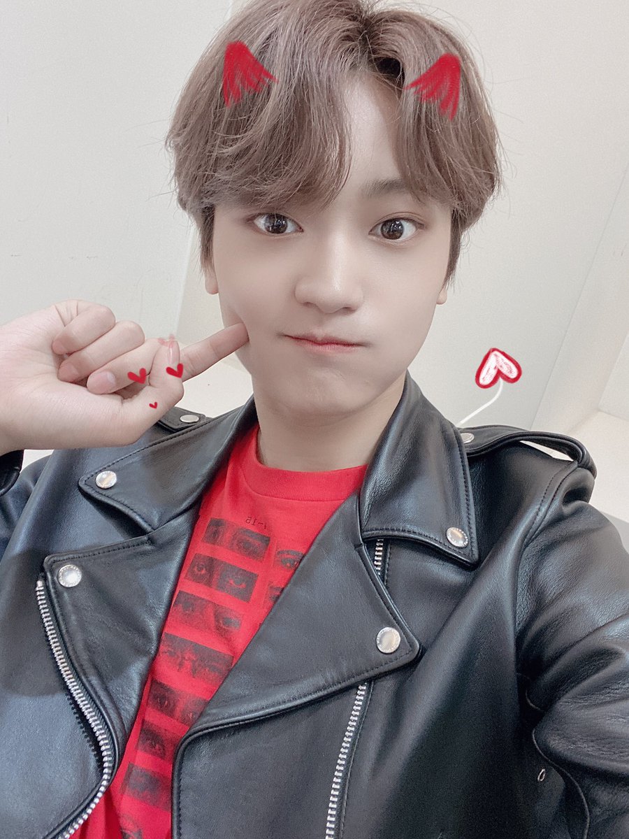 CRAVITY_twt's tweet photo. 모야? 이 귀여운 악마는..ㅋ
배고프다구??? 여기 바나나 두개 먹구 기분풀어 (❁ᴗ͈ˬᴗ͈)◞🍌
#태영 #악마영태 #작은바나나 #누구게요~? https://t.co/DeKu6HIik0