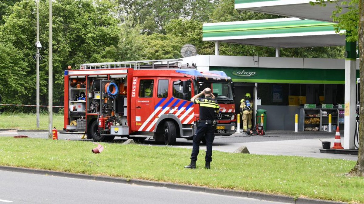 Brandstichting bij tankstation in Hoorn, dader met brandwonden naar ziekenhuis: HOORN