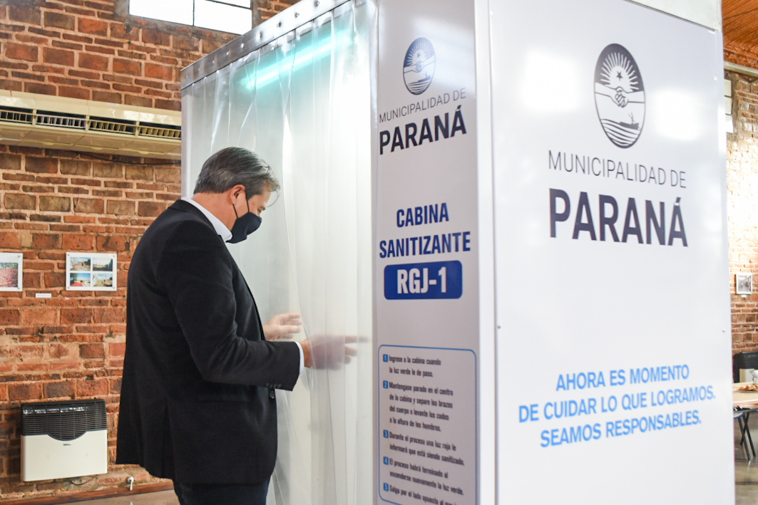 LabLafedar's tweet photo. 🔹Laboratorios Lafedar 👨🔬👩🔬 presentó una cabina sanitizante que donará 🤲 al municipio de #Paraná. Estuvieron el Titular de #Lafedar Ricardo Guimarey, el ministro #Bahillo y el intendente #Bahl.
#COVIDー19 #Laboratorios #CabinaSanitizante https://t.co/BVjGhTvYpY