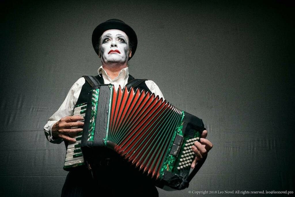 LeoNovel's tweet photo. Happy birthday to the greatest of all times, Mister @martyn_jacques of @thetigerlillies that I dearly love and miss!
#thetigerlillies #portrait #makeportraits #musician #birthdayboy #martynjacques #kickassmusicphotography #photojournalism #photojournali… https://t.co/p1W4NxLH6D https://t.co/KT30J90iYh