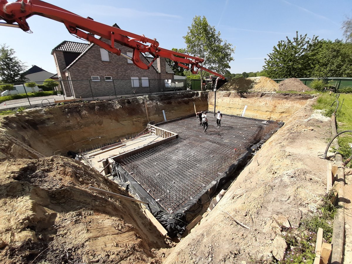 5plusarchi's tweet photo. Project 234. Kelderplaatje gieten. Wapening in 1 dag! 💪
#betonbouw #ramsdonk #BENwoning #belgianarchitecture #5plusarchitecten ETIB / Concrete House https://t.co/8a8yinei7q