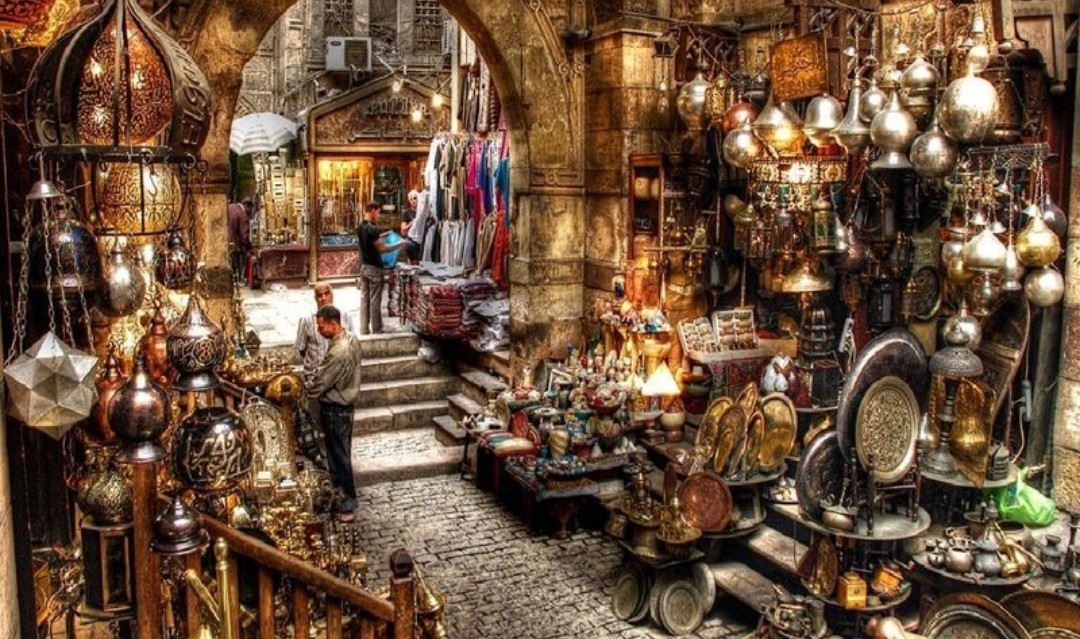 PalomaindiaG's tweet photo. Jan el-Jalili es el bazar más antiguo de la ciudad del Cairo🇪🇬. Sus orígenes se remontan a 1382!!!!📜
Dentro de este zoco hay lugares turísticos, como el café de Fishawi🍵 que lleva abierto 200 años!!!⏳
¿ Vamos @Ehoud15 ?🍵
#1Giatporelmundo #Egipto 🇪🇬#Cairo #zoco  #cultura https://t.co/HnslVFjVXl