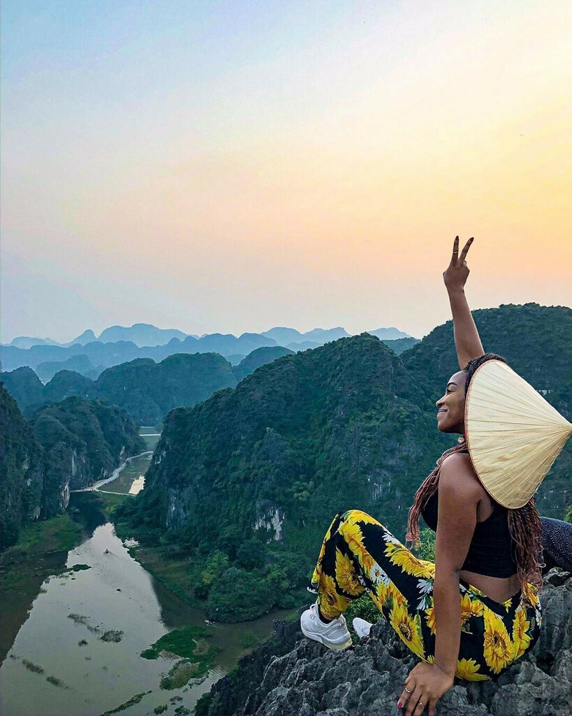 BFT_LDN's tweet photo. Your Friday bucket-list destination! Ninh Binh, Vietnam, is the perfect place to visit if you're on a budget and want to enjoy hot springs, wildlife and eat snails! Found to the southeast of Hanoi, it is a great base to explore the surrounding areas. Hot… https://t.co/iGfmxQj0Tt https://t.co/lOYJjz93LG