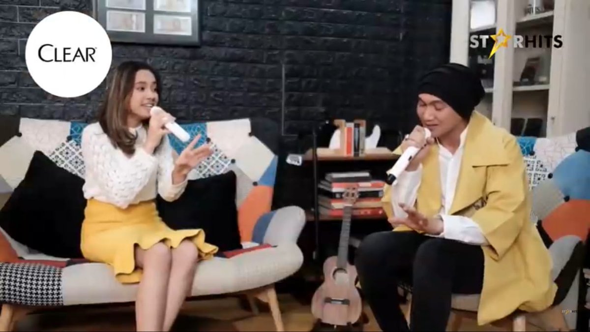 SLyodra's tweet photo. Duet bapak sama anak 😍 
Bajunya samaan oke😌 udah ini mah udah 🔥🔥

#lyodraxanji #KonserKebersamaan https://t.co/iLwot3EHHr