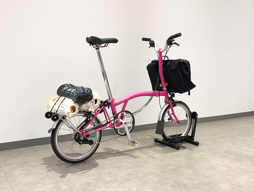 Brompton Japan Pa Twitter ブロンプトンのモデルにはリアキャリア 荷台 付きと無しがあるのはご存知ですか 耐荷重は 10kg 付属の荷紐を使えば形の違う荷物も積むことが出来て便利 折りたたんだ時にはバッグを付けて コロコロと転がして移動も簡単です ご購入