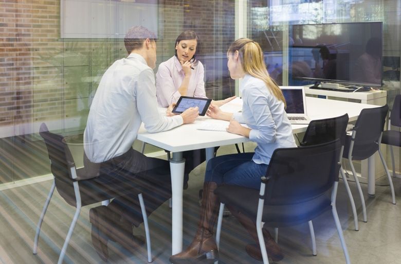 Bedriftens egne ansatte er de fremste merkevareambassadørene. Likevel er det mange bedrifter som slurver med internkommunikasjonen. Finn ut hvordan du øker ansattes engasjement gjennom god kommunikasjon internt omkring merkevaren. bit.ly/2qX8TyJ #employerbranding